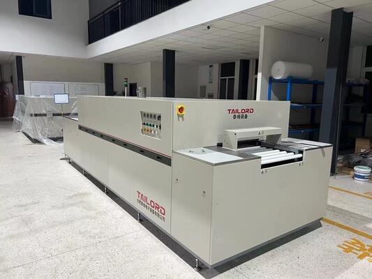 Forno de recozimento contínuo com rolos para tratamento térmico